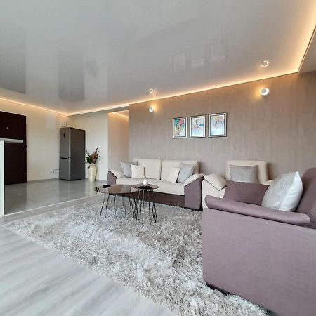 Sky View - Luxury Apartment With A Dream View Brasov Bagian luar foto